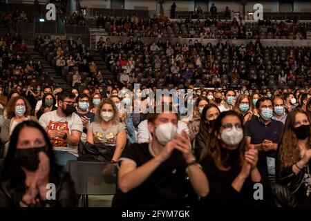 Porto, Portugal. Mai 2021. Das Publikum sieht das Tragen von Gesichtsmasken während des Black Mamba-Band-Konzerts in der Super Bock Arena in Porto. (Foto von Rita França/SOPA Images/Sipa USA) Quelle: SIPA USA/Alamy Live News Stockfoto