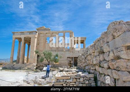 ATHEN, GRIECHENLAND - 18. Mai 2021: Tempel von Erechteion mit den Karyatiden-Statuen auf der Akropolis, Athen, Griechenland 5-18-2021 Stockfoto