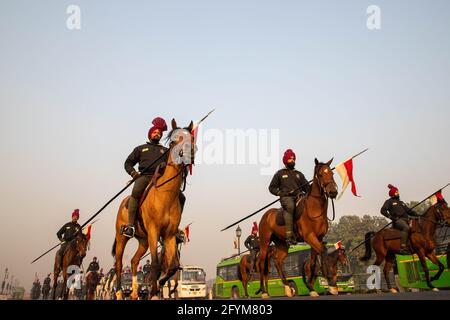 indische Streitkräfte üben auf Pferden während ihrer Proben für den tag der indischen republik in delhi. Stockfoto