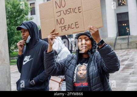 Columbus, Usa. Mai 2021. Demonstrator hält ein „No Justice No Peace“-Schild vor dem Ohio State House, das sich für die Freilassung von DeWitt McDonald Jr. einsetzt. Familienmitglieder von DeWitt McDonald Jr. und Befürworter von Black Lives Matter demonstrieren auf der Nordseite des Ohio State House, Das gegenüber dem Gebäude liegt, in dem sich der Staatsanwalt von Ohio befindet, um den Freispruch und die Freilassung von McDonald aus dem Gefängnis zu fordern. Kredit: SOPA Images Limited/Alamy Live Nachrichten Stockfoto