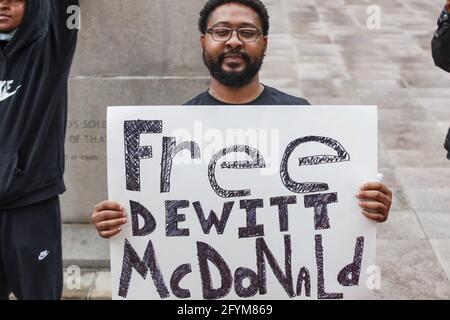 Columbus, Usa. Mai 2021. Dominique McDonald, der Sohn von DeWitt McDonald Jr., hält ein Schild, das sich für die Freilassung seines Vaters aus dem Gefängnis einsetzt. Familienmitglieder von DeWitt McDonald Jr. und Black Lives Matter demonstrieren auf der Nordseite des Staathauses von Ohio, das gegenüber dem Gebäude des Ohio Attorney General steht, um den Freispruch und die Freilassung von McDonald aus dem Gefängnis zu fordern. Kredit: SOPA Images Limited/Alamy Live Nachrichten Stockfoto