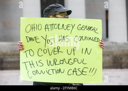 Columbus, Usa. Mai 2021. Der Anwalt von Black Lives Matter hält ein Zeichen, in dem der Staatsanwalt von Ohio, David Yost, verurteilt wird, weil er DeWitt McDonald Jr. während der Demonstration nicht früher freilässt. Familienmitglieder von DeWitt McDonald Jr. und Black Lives Matter demonstrieren auf der Nordseite des Staathauses von Ohio, das gegenüber dem Gebäude des Ohio Attorney General steht, um den Freispruch und die Freilassung von McDonald aus dem Gefängnis zu fordern. Kredit: SOPA Images Limited/Alamy Live Nachrichten Stockfoto