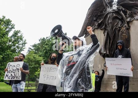 Columbus, Usa. Mai 2021. Jacqueline White, die Ex-Frau von DeWitt McDonald Jr., leitet eine Gruppe von Demonstranten in Gesängen für die Freilassung von McDonald's aus dem Gefängnis. Familienmitglieder von DeWitt McDonald Jr. und Black Lives Matter demonstrieren auf der Nordseite des Staathauses von Ohio, das gegenüber dem Gebäude des Ohio Attorney General steht, um den Freispruch und die Freilassung von McDonald aus dem Gefängnis zu fordern. Kredit: SOPA Images Limited/Alamy Live Nachrichten Stockfoto