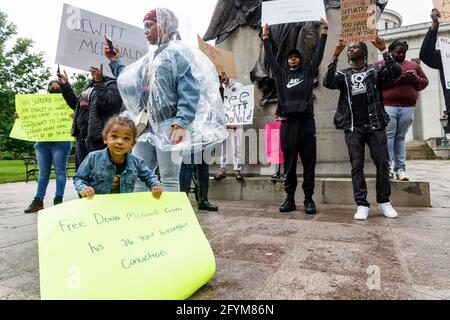 Columbus, Usa. Mai 2021. Die Befürworter von Black Lives Matter, darunter auch ein Kind, stehen vor dem Staatlichen Haus von Ohio und befürworten die Freilassung von DeWitt McDonald Jr. aus dem Gefängnis. Familienmitglieder von DeWitt McDonald Jr. und Black Lives Matter demonstrieren auf der Nordseite des Staathauses von Ohio, das gegenüber dem Gebäude des Ohio Attorney General steht, um den Freispruch und die Freilassung von McDonald aus dem Gefängnis zu fordern. Kredit: SOPA Images Limited/Alamy Live Nachrichten Stockfoto