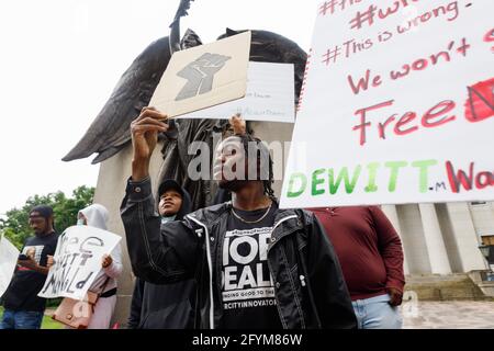 Columbus, Usa. Mai 2021. Die Befürworter von Black Lives Matter stehen vor dem Ohio State House und befürworten die Freilassung von DeWitt McDonald Jr. aus dem Gefängnis. Familienmitglieder von DeWitt McDonald Jr. und Black Lives Matter demonstrieren auf der Nordseite des Staathauses von Ohio, das gegenüber dem Gebäude des Ohio Attorney General steht, um den Freispruch und die Freilassung von McDonald aus dem Gefängnis zu fordern. Kredit: SOPA Images Limited/Alamy Live Nachrichten Stockfoto