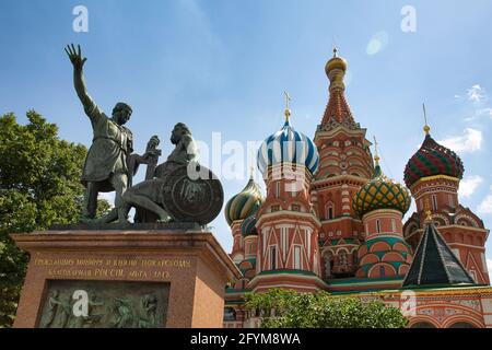 Denkmal für Minin und Pozharsky, St.-Basilisken-Kathedrale, Roter Platz, Moskau, Russland Stockfoto