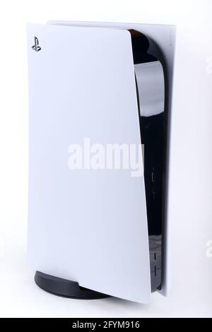 Mai 27 2021, London, Ontario, Kanada, die schwer zu bekommen PS5 Konsole auf weiß stehen. Luke Durda/Alamy Stockfoto
