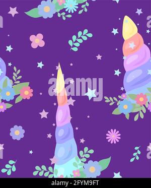 Nahtloses Kindermuster mit Regenbogen-Einhorn-Hörnern mit Blumenkranz und Sternen Funken auf violettem Hintergrund. Regenbogendekoration. Vektor Cartoon Fla Stock Vektor