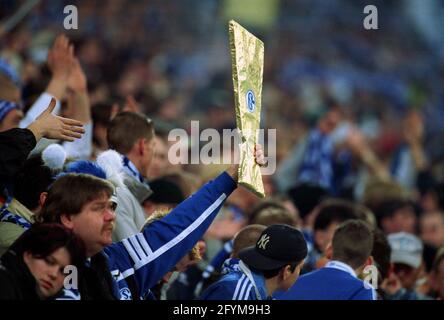 Arena auf Schalke Gelsenkirchen Deutschland, 6.3.2002, Fußball: DFB Pokal Halbfinale, FC Schalke 04 (S04, blau) gegen FC Bayern München (FCB) 2:0 - Schalke-Fans zeigen Modell-Pokal Stockfoto