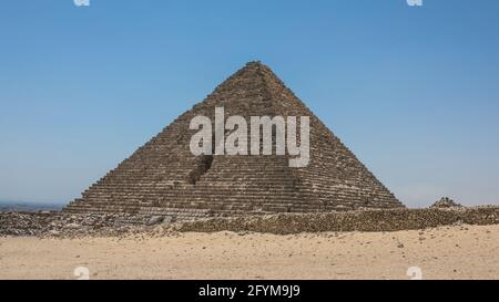 Sehenswürdigkeiten von Ägypten. Nomad auf Kamel in der Nähe von Pyramiden in der ägyptischen Wüste Stockfoto