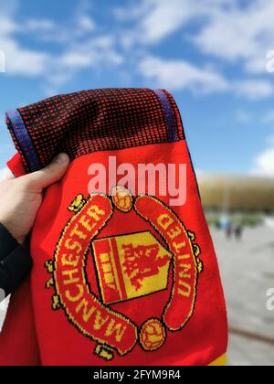 Danzig, Polen. Mai 2021. Supporter hält einen Schal von Manchester United. Das UEFA Europa League Finale zwischen Villarreal CF und Manchester United in der Danzig Arena. Kredit: SOPA Images Limited/Alamy Live Nachrichten Stockfoto