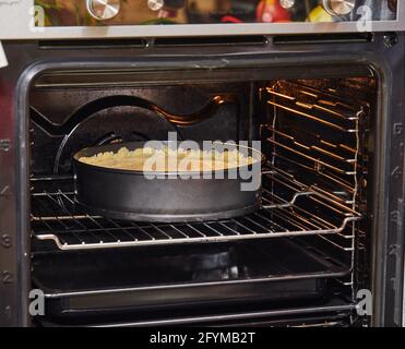 Käsekuchen im Ofen zum Backen, Schritt für Schritt Rezept aus dem Internet. Stockfoto