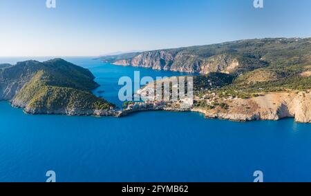 Luftaufnahme von Assos auf der Insel Cefalonia, Ionisch, Griechenland. Luftdrohne Foto von schönen und malerischen bunten traditionellen Fischig Dorf Stockfoto