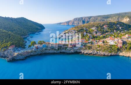 Luftaufnahme von Assos auf der Insel Cefalonia, Ionisch, Griechenland. Luftdrohne Foto von schönen und malerischen bunten traditionellen Fischig Dorf Stockfoto