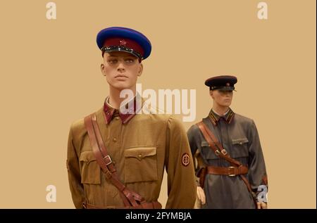 Zwei Schaufensterpuppen in Uniform der sowjetischen Armee Stockfoto