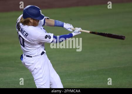 Los Angeles, Kalifornien. Mai 2021. Los Angeles Dodgers Dritter Baseman Justin Turner (10) Singles während des Spiels zwischen den San Francisco Giants und den Los Angeles Dodgers im Dodger Stadium in Los Angeles, CA. (Foto von Peter Joneleit). Kredit: csm/Alamy Live Nachrichten Stockfoto