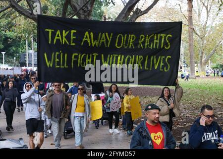 Sydney, Australien. Mai 2021. Tausende nehmen an dem ‘Millionen marschieren gegen obligatorische Impfungen’ Teil, um gegen die Covid-19 (Coronavirus)-Impfung zu protestieren. Redner sprachen im Hyde Park an das Publikum. Kredit: Richard Milnes/Alamy Live Nachrichten Stockfoto