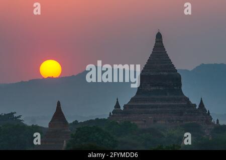 Sonnenaufgang über den Tempeln der Archäologischen Zone in Bagan, Myanmar (Burma). Stockfoto