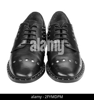 Damen Lederstiefel in Schwarz in Nahaufnahme. Schuhe im Oxford-Stil. Freizeitschuhe. Datei enthält Beschneidungspfad. Stockfoto