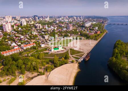 Luftaufnahme von Admiralität Square von Woronesch mit Himmelfahrt Kirche und Schiff Museum auf Hintergrund mit modernen Stadtbild, Russland Stockfoto