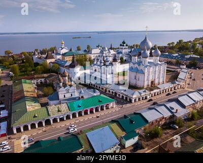 Luftbild des architektonischen Komplex von Rostov Kreml an Bord des Lago Nero in der russischen Stadt Rostov Stockfoto