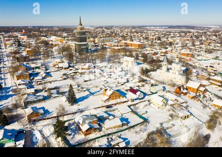 Luftaufnahme der russischen Stadt Venjov mit Blick auf den Tempelkomplex des ehemaligen Klosters Epiphany und Glockenturm der St. Nikolaus-Kirche während der Restaurierung auf Stockfoto