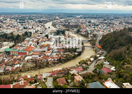 Allgemeine Luftaufnahme der Stadtansicht von Kutaisi am Ufer des Rioni-Flusses im Frühling, Region Imereti, Georgien Stockfoto