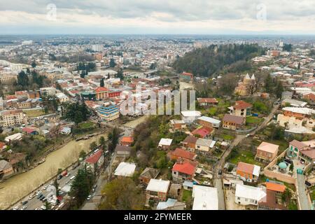 Allgemeine Luftaufnahme der Stadtansicht von Kutaisi am Ufer des Rioni-Flusses im Frühling, Region Imereti, Georgien Stockfoto