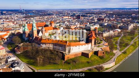 Blick von oben auf den befestigten architektonischen Komplex von Wawel Сastle und die Erzkathedrale Basilika am Ufer der Weichsel im Frühling, Krakau, Polen Stockfoto