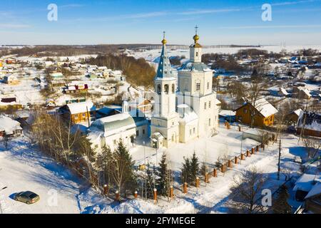 Luftaufnahme der russischen Stadt Venjov mit Blick auf den Tempelkomplex des ehemaligen Klosters Epiphany am sonnigen Wintertag Stockfoto