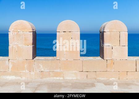 Alte Befestigungsmauer. Die Zitadelle von Qaitbay oder die Festung von Qaitbay, eine Verteidigungsfestung aus dem 15. Jahrhundert an der Mittelmeerküste. It Stockfoto