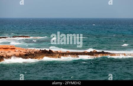 Küstenfelsen des Mittelmeers. Landschaft von Ayia Napa, Insel Zypern Stockfoto