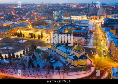 Szenische Nacht Luftaufnahme des zentralen Platzes Lipetsk im Winter mit Blick auf Christi-Geburt-Kathedrale, Russland Stockfoto