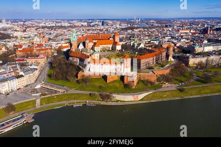 Luftaufnahme des Wawel-Hügels mit befestigter Schlossanlage und Glockenturm der Kathedrale der Heiligen Stanislaus und Wenzel am sonnigen Frühlingstag, Krakau, Polan Stockfoto