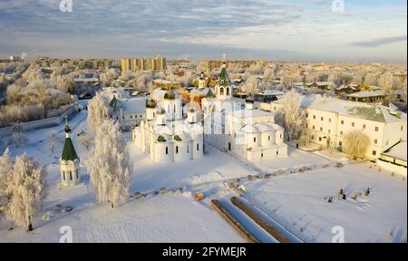 Winter Luftaufnahme von Murom Stadtbild und orthodoxen Verklärung Kloster mit Schnee bedeckt, Region Wladimir, Russland Stockfoto