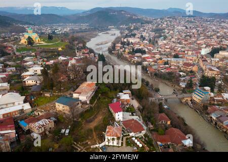 Luftaufnahme der alten Viertel von Kutaisi entlang Rioni Fluss mit Blick auf beleuchteten mittelalterlichen orthodoxen Bagrati Kathedrale auf Ukmerioni Hügel auf Stockfoto