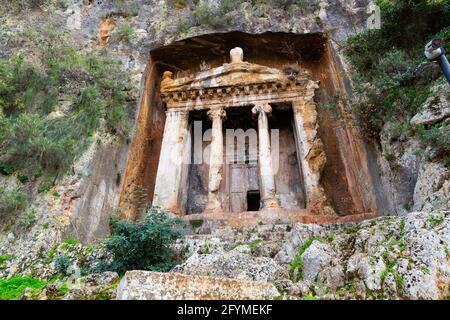 Ruinen eines beeindruckenden Felsengrabes von Amyntas bei den antiken Telmessos in Lykien, derzeit in der türkischen Stadt Fethiye Stockfoto