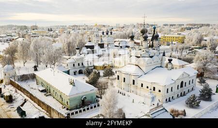 Malerische Murom-Stadtlandschaft mit Schnee bedeckt mit zwei Hauptklöstern - Trinity-Kloster und Verkündigung-Kloster, Russland Stockfoto