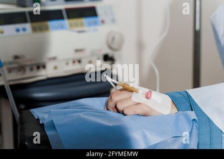 Katheter sicher in Frau Hand auf plastische Operation Anästhesie für die Operation eingeführt. Stockfoto