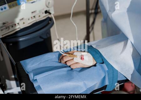 Katheter sicher in Frau Hand auf plastische Operation Anästhesie für die Operation eingeführt. Stockfoto