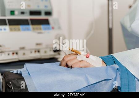 Katheter sicher in Frau Hand auf plastische Operation Anästhesie für die Operation eingeführt. Stockfoto