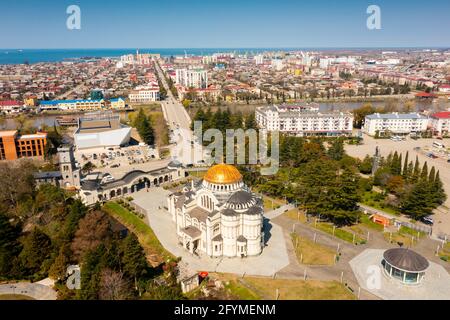 Blick von der Drohne auf die moderne Landschaft der georgischen Hafenstadt Poti mit Blick auf Wohngebiete und orthodoxe Kathedrale im neo-byzantinischen Stil auf sonnigen Stockfoto