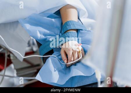 Katheter sicher in Frau Hand auf plastische Operation Anästhesie für die Operation eingeführt. Stockfoto