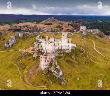 Blick von der Drohne auf die Überreste der alten zerstörten Burg im polnischen Dorf Olsztyn im Kreis Tschenstochau im Frühling Stockfoto