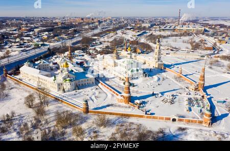 Blick von der Drohne auf das Kloster Epiphany Staro-Golutvin mit goldenen Kuppeln von Kathedralen und hohen Torglocke in Kolomna am Wintertag, Russland Stockfoto