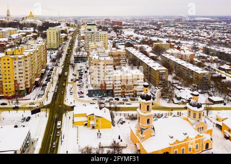 Landschaftlich schöner Blick von der Drohne auf das schneebedeckte moderne Stadtbild von Penza mit zwei gewölbten orthodoxen Kathedralen der Fürbitte, Russland Stockfoto