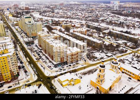 Landschaftlich schöner Blick von der Drohne auf das schneebedeckte moderne Stadtbild von Penza mit zwei gewölbten orthodoxen Kathedralen der Fürbitte, Russland Stockfoto