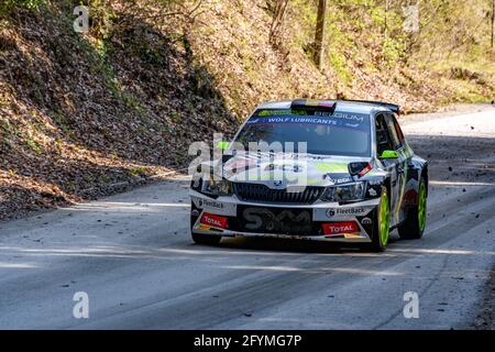ZAGREB, KROATIEN - 23. Apr 2021: Skoda Fabia fährt auf der asphaltierten Rallye-Etappe bei der WRC-Meisterschaft in Kroatien. Stockfoto