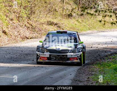 ZAGREB, KROATIEN - 23. Apr 2021: Skoda Fabia fährt auf der asphaltierten Rallye-Etappe bei der WRC-Meisterschaft in Kroatien. Stockfoto