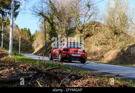 ZAGREB, KROATIEN - 23. Apr 2021: Rennen des Ctroen C3 auf der asphaltierten Rallye-Etappe bei der WRC-Meisterschaft in Kroatien. Stockfoto